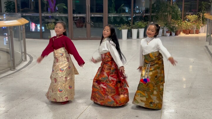 Tiga gadis kecil cantik dalam "Glorious Qiangtang"