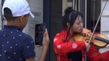 Pemain biola jalanan Perancis memainkan "Rose Boy" Mawar harus mekar, bukan layu