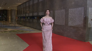 Upacara Fesyen ELLE 2021·POTONG Karpet Merah Liu Shishi