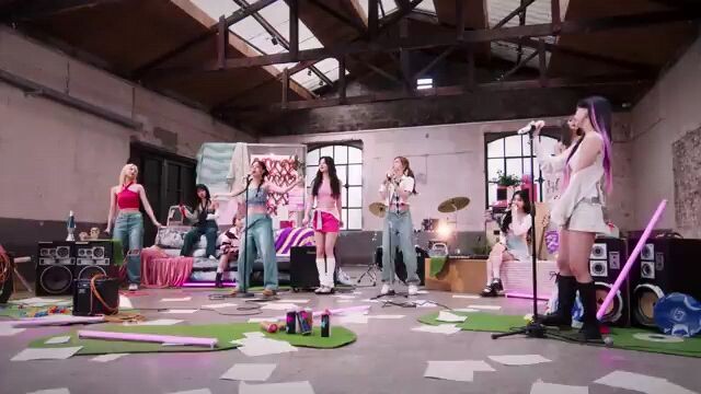 Twice Live performance (Queen of Hearts)