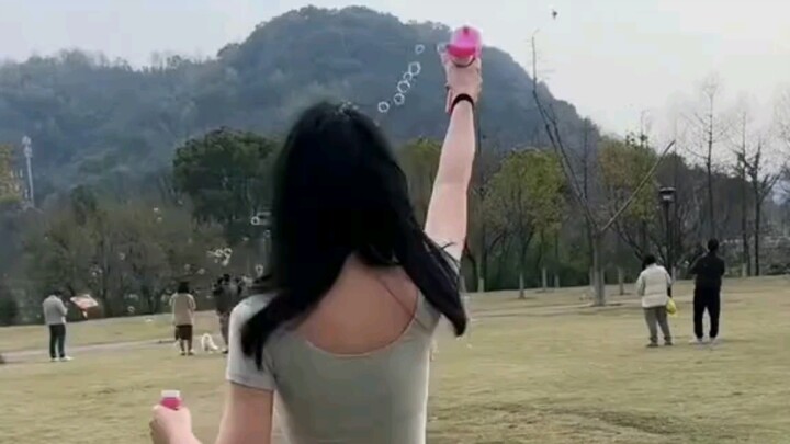 Ada kesedihan di depan dan di belakang gunung, dan tidak ada kebebasan dengan atau tanpa angin.
