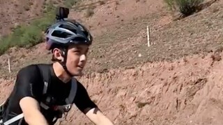 Netizen met Wu Lei riding a bicycle in Xinjiang and was kindly reminded to drive carefully