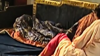 Emperor Qianlong patrolled the military office at night and found that the concubine and the ministe