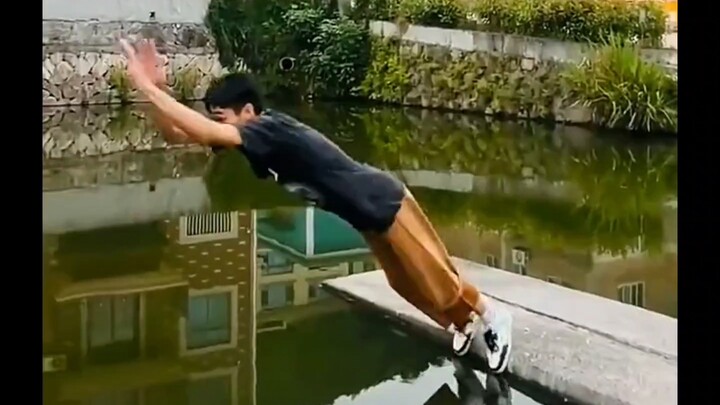 ดูดีๆนะ ฉันจะสอนเธอแค่ครั้งเดียว (หัวเราะ)!