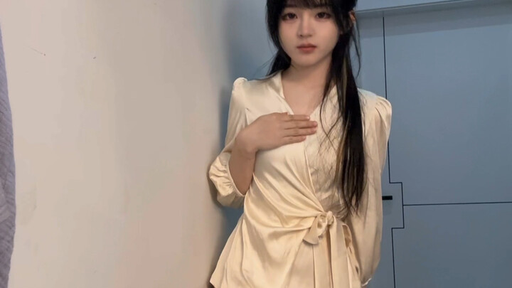 半夜试衣服（内个..新衣服..好看咩