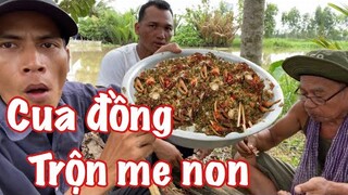 Đi ruộng móc cua đồng đem về luộc trộn me non sả ớt siêu cay