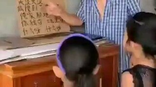 bocil cina sedang menyanyikan lagu Indonesia. wow impresive 😮😯