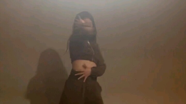 [Dance] Lisa choreographed "Money" - she didn't dance very well, but she was shouting very hard