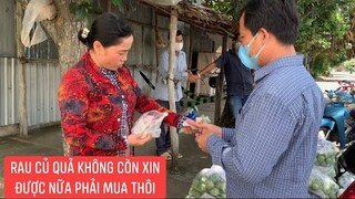 Tình hình khó khăn chung phải mua mới có rau củ để cho bà con trong khu cách ly phong tỏa.