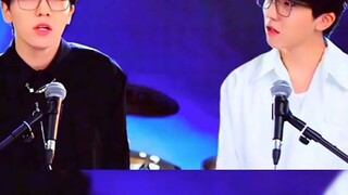 yung pinapalito ka kung twin or iisang tao lg ang kumanta😍 video not mine.