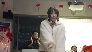 Reaksi teman sekelasku saat aku menampilkan tarian Tanah Suci di kelas latihan fisik [Azusakura-chan