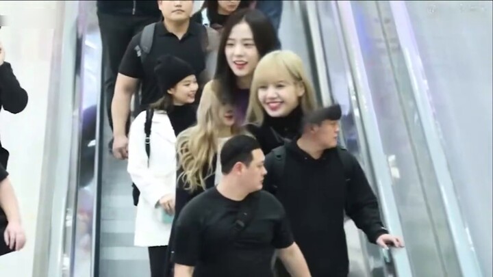 Blackpink's four girls' weird and interesting things at the airport