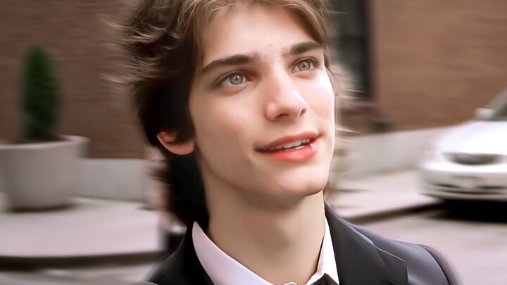 It turns out that a really handsome guy will be remembered by the audience even if he plays a passer