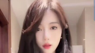 Sương mù thơm ngát làm ướt mái tóc như mây của cô, và ánh sáng trong trẻo khiến đôi tay như ngọc của