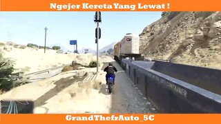 Ngejer kereta yang lewat !