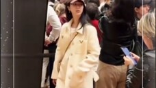 So cute, she even stood on tiptoe to take photos. She met Yang Zi at the Louvre in Paris