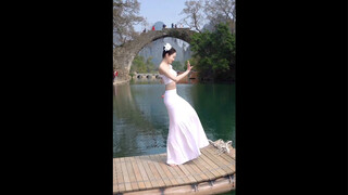 Beautiful melody, moving Dai dance