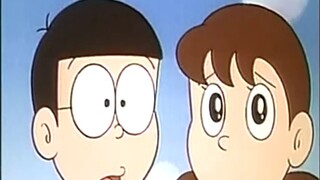 Nobita: Đôrêmon, em đi học về rồi...