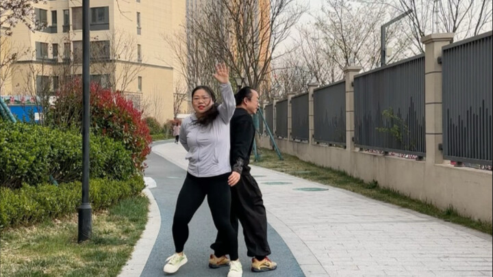 The weather is getting warmer, Yang Waiwai and her husband danced a Latin song to cheer up his famil