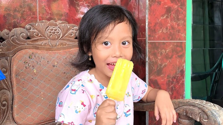 Makan Es Krim Aice Bareng Teman-teman 💙 Ice Cream Rasa Nanas, Cokelat dan Jagung