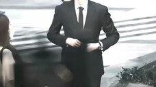 Lin Yi! He's so handsome! Help me!