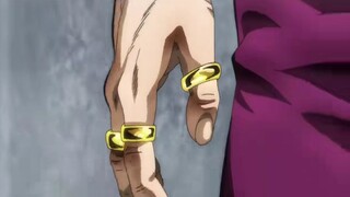 In order to fight more conveniently, men always wear 10 gold rings on their hands!!