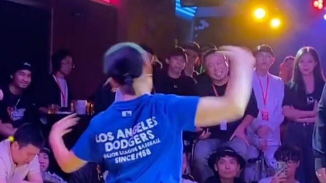 Seorang netizen mengirimi saya pesan pribadi untuk melihat apakah ada video baju biru, dan memang ad