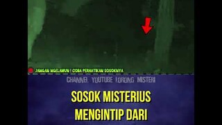 TEREKAM SOSOK MISTERIUS MUNCUL DI BALIK POHON #shorts