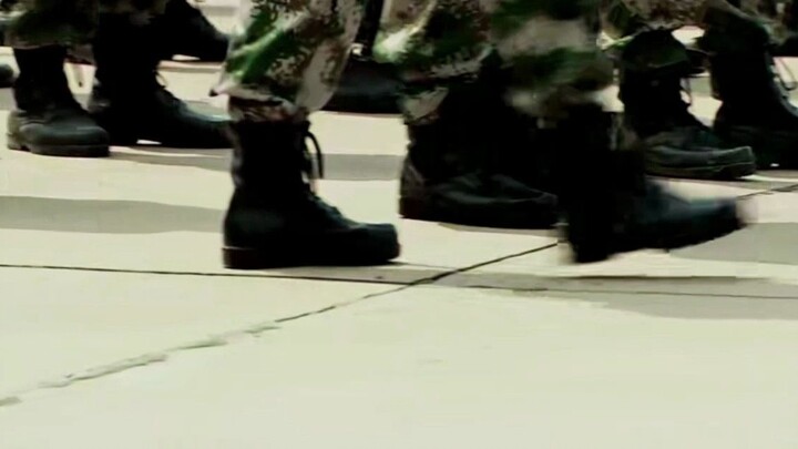 Instruktur militer cacat, berjalan dengan kruk, tetapi masih bisa mengintai pasukan●Chen Chen