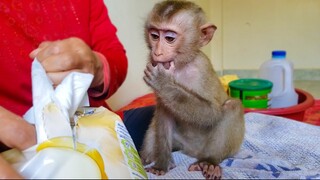 So Manners & Patiently!! Wow, Yaya keep so quiet sits down waiting for Mom to put on a new diaper