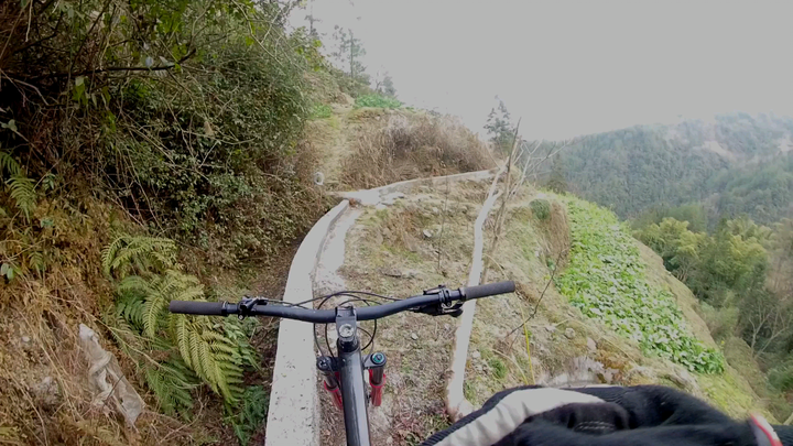 [Thể thao]Lái xe đạp địa hình trên cung đường núi nguy hiểm