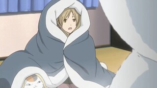 [ Natsume's Book of Friends ]Who doesn't have a soft little kitty to sleep with in the winter?