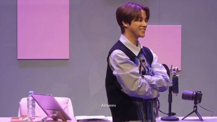 iKON's Kim Jin Hwan covered "HEY MAMA" and the girl group's random dance made this dance so cute.