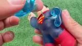 Membuka kotak mainan dekompresi Superman dan memesan pasukan