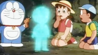 Doraemon menggunakan alat peraga untuk mengubah rubah kecil menjadi anak kecil dan lolos dari kejara