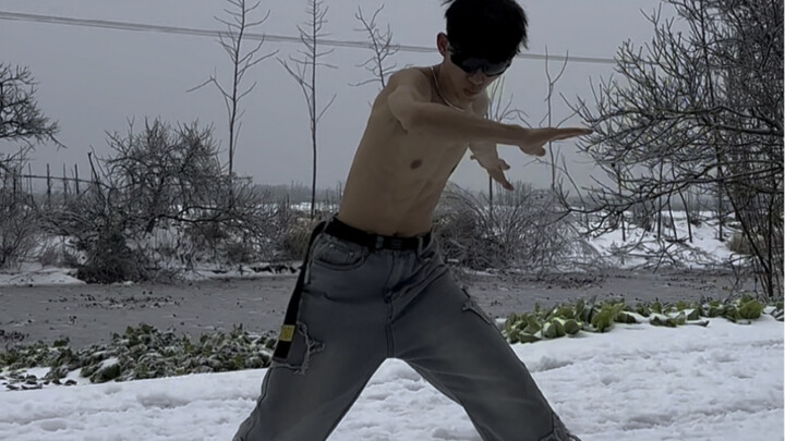 Do you know what it feels like to roll around in the snow without a shirt? #薄肌# Challenge Series