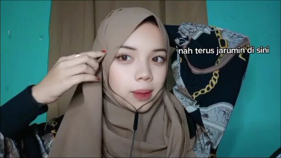 Kamu nanyaa?? kerudungku pakainya bagai mana 🤣🤣🤣🤣