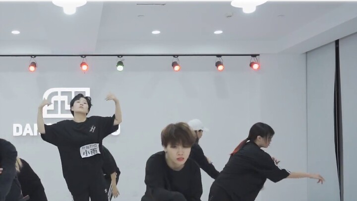 【520 Dance Studio】ห้องซ้อมเต้นพลิก EXO-Love Shot