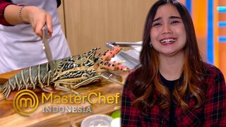 MASTERCHEF INDONESIA - Yuri Megang Lobster Saja Geli | Galeri 10