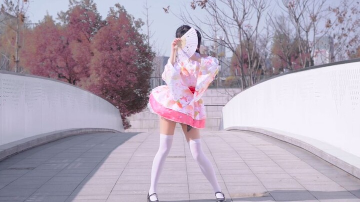 【Mũm mĩm】 Cô gái đeo kính sexy đang nhảy múa trong gió 🌸 Hình xăm Sakura