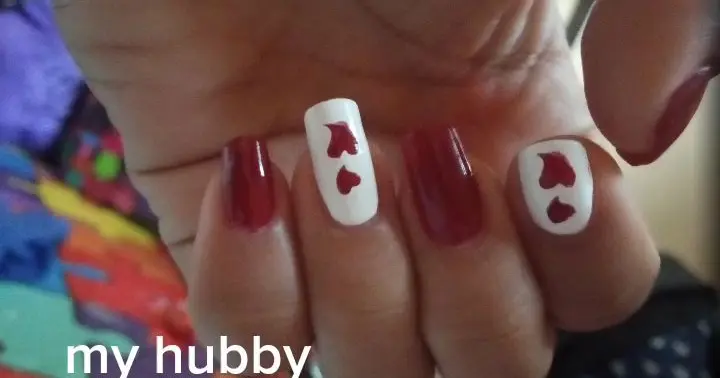 Mê mẩn với nail art độc đáo và sáng tạo? Hãy ghé ngay để khám phá loạt tạo hình từ những viên đá quý, hoa văn đầy màu sắc đến chân dung nghệ thuật trên móng tay của chính bạn. (Entranced by unique and creative nail art? Come and explore a range of designs from sparkling gems, colorful patterns to artistic portraits on your own nails.)