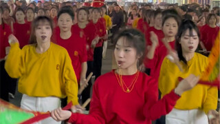 女子英歌舞现场原声，上哪找这么多女孩，这场面真震撼！