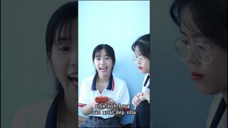 Nhắn tin với A nào mà vui thế ?