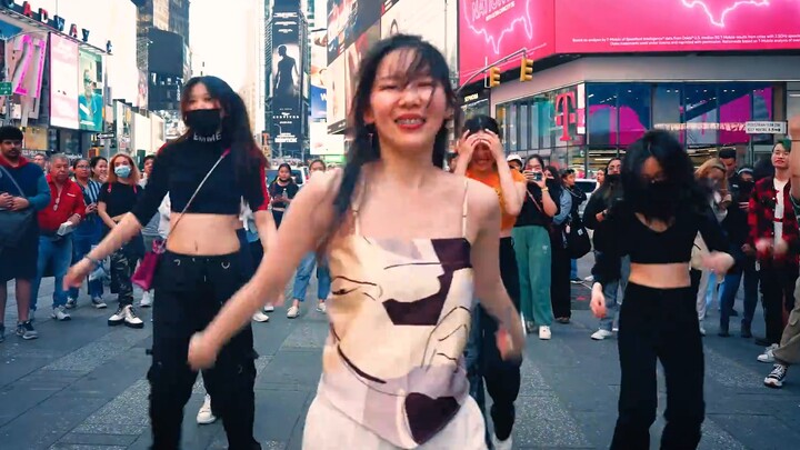 Mari berdansa dengan orang asing di Times Square untuk membuat Anda tersenyum! Saya harap Cpop akan 