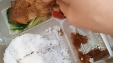 makan siang hari ini nasi ayam goreng sayur tempe lalapan