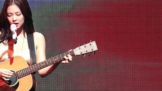 Blackpink's another god-level straight shot, Jennie holding a guitar and singing slowly is so beauti