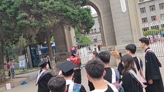 当大学生初次相遇野生假面骑士甲斗 会发生什么？