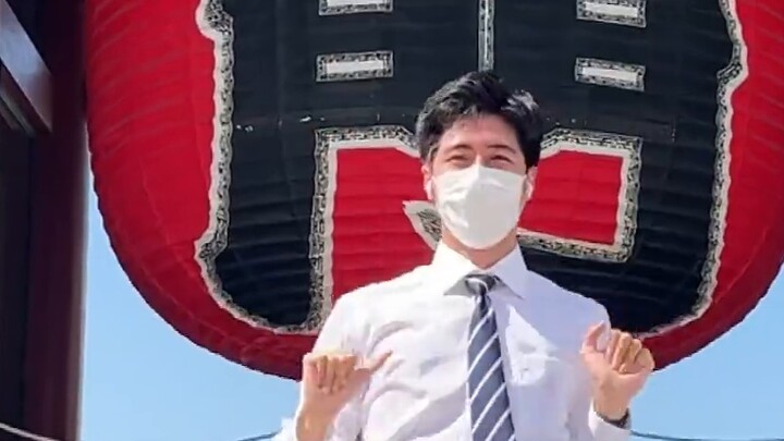 Suit man sweetly dances to summertime at Sensoji Temple