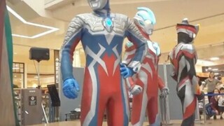 Đồng thời có sáu Ultramans, Tiga cực trầm, Siro sôi động nhất