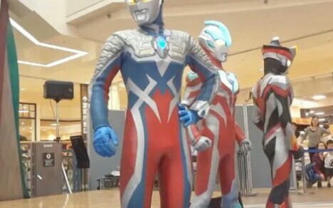 At the same time, there are six Ultramans, Tiga is very low-key, Siro is the most lively